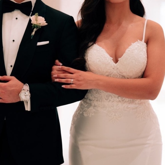 Essence of Australia Wedding Dress - Picture 2 of 3